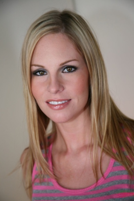 Hot MILF Aimee Addison gets totally naked before giving a handjob 68655760
