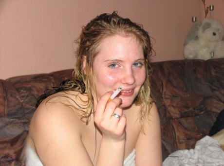 Chubby girlfriend smoking morning pole with her ciggie to get morning bang 56881554