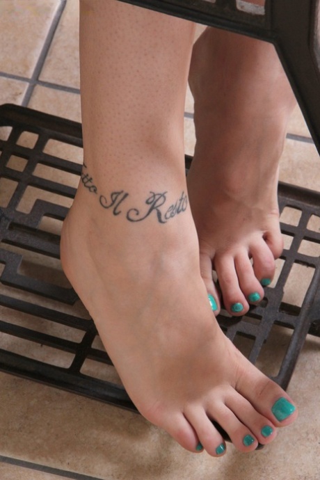 Solo girl Miriam releases her pretty feet from flat shoes by a sewing machine 90865886