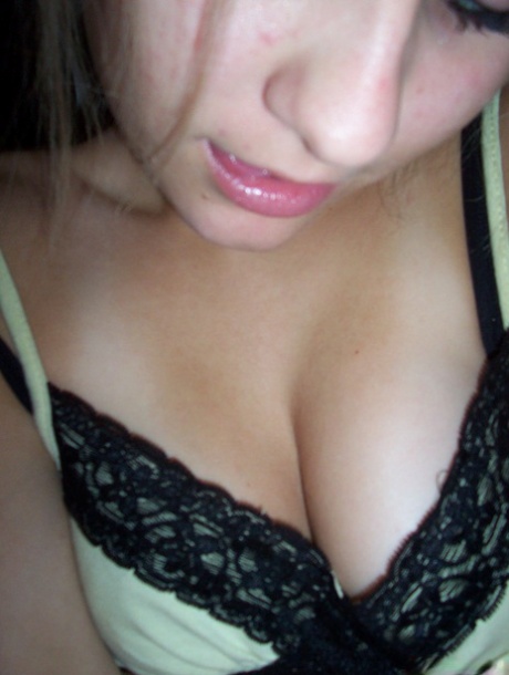 Blonde amateur Kylie takes off her brassiere in a tempting fashion 37444794