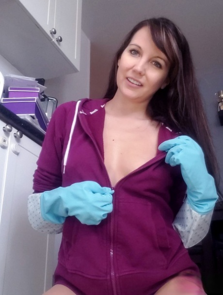 Teen amateur Andi Land exposes her tits and ass while doing housework 81848814