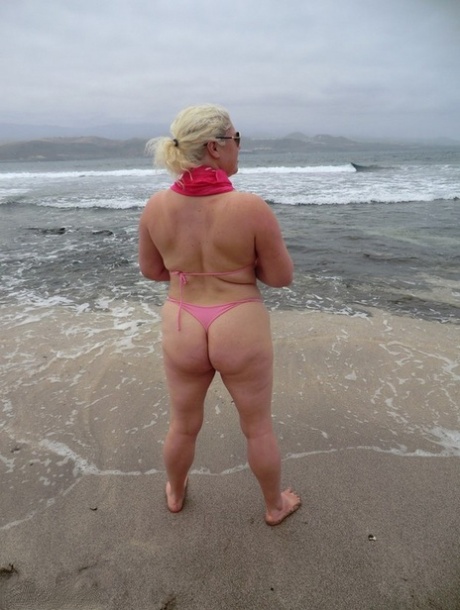 Older platinum blonde Barby exposes her plump body at the seaside 55416581