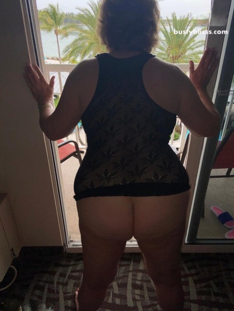Mature plumper Busty Bliss pleasures a couple of cocks at the same time 93716320