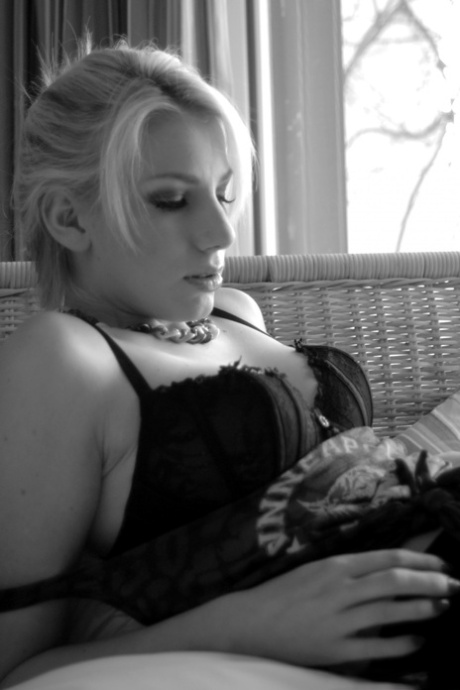 Hot blonde Danielle frees her nice tits while wearing black leggings 95443274