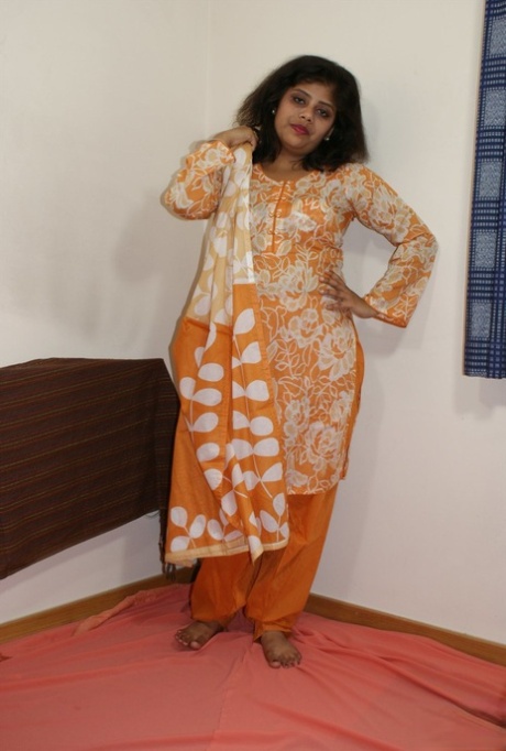 Chubby Indian girl Rupali sports a touch of lipstick while getting bare naked 56578828