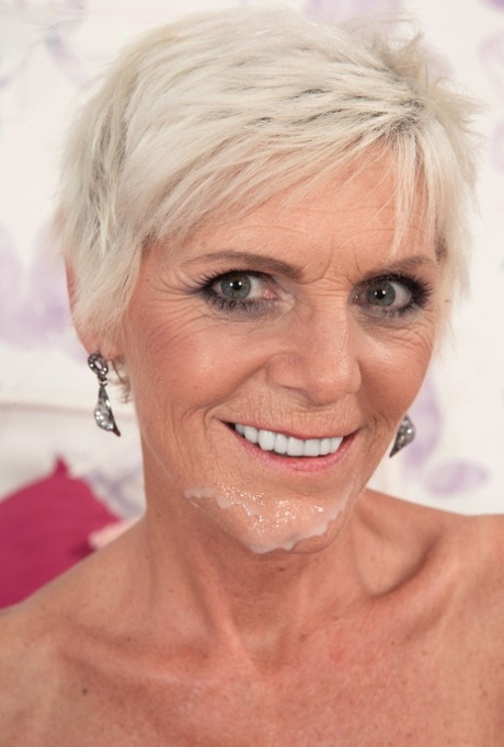 Short haired woman over 50 Nicol Mandorla wakes her guy up with oral sex 81764615
